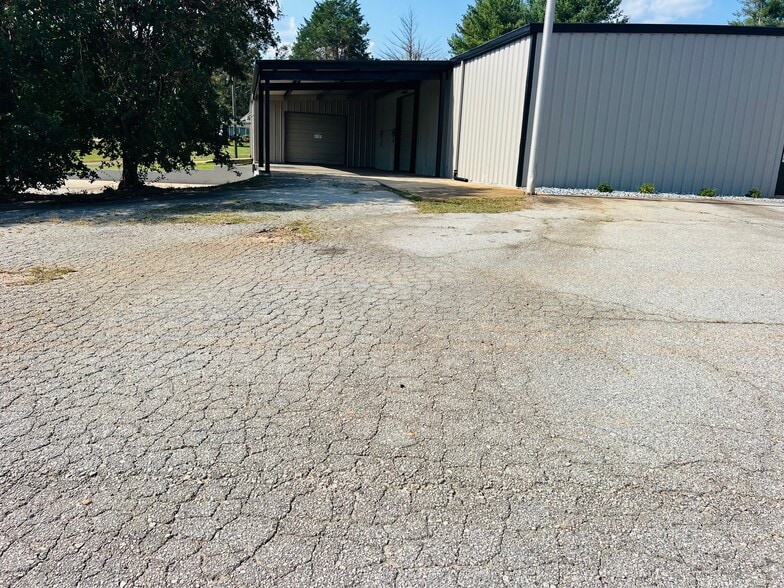 More Photos Of 585 Old Georgia Rd, Moore Warehouse For Lease