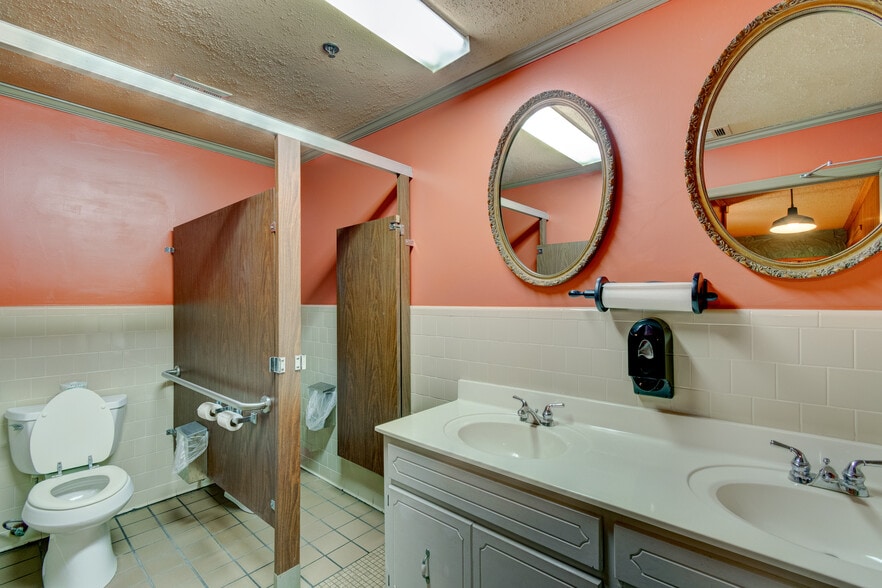 More Photos Of 1702 Park Hill Dr, Gainesville Restaurant For Sale