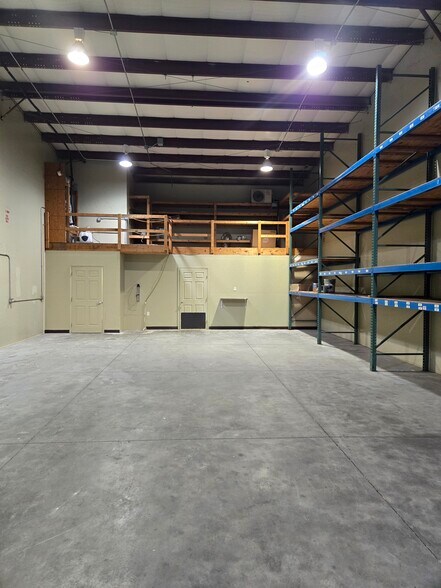 More Photos Of 7997 Mercantile St, North Fort Myers Warehouse For Lease