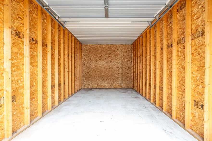 More Photos Of 1375 N Shawano St, New London Flex For Sale