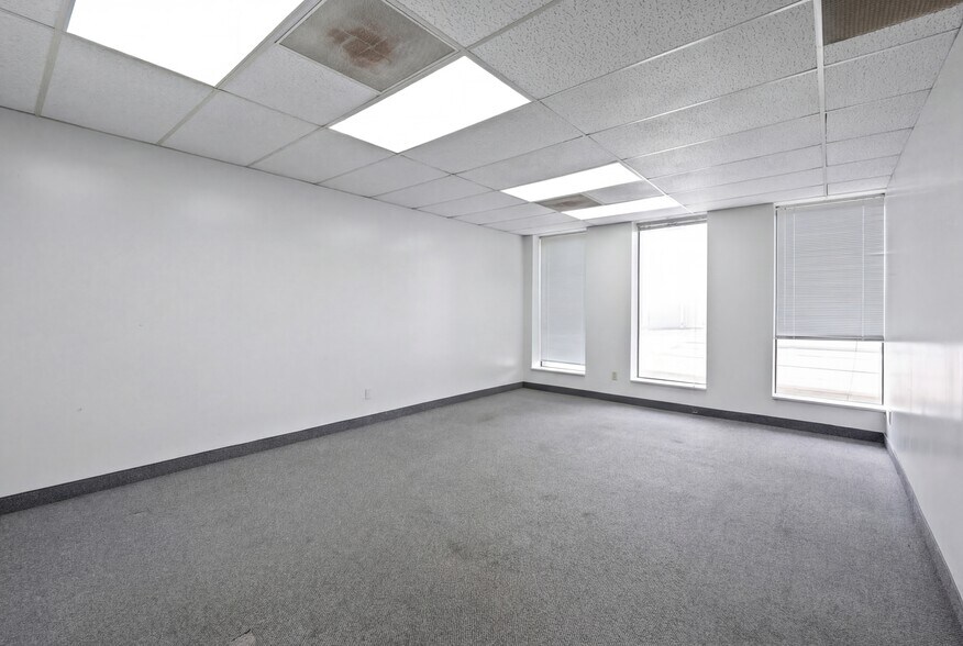 More Photos Of 32301-32303 Howard Ave, Madison Heights Warehouse For Sale