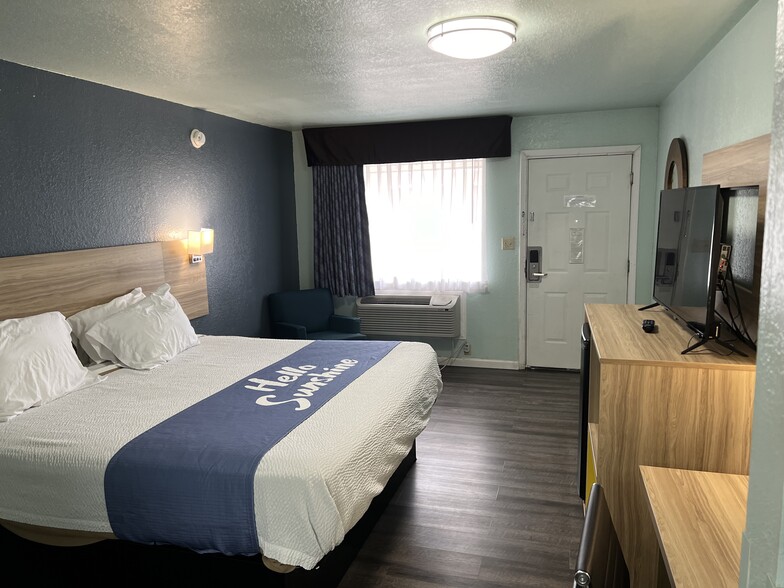 More Photos Of 1901 E 1st St, Pratt Hotel For Sale