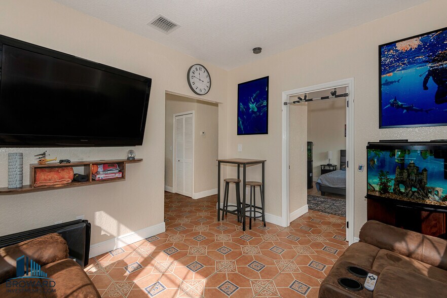 More Photos Of 330 SW 20th St, Fort Lauderdale Multifamily For Sale
