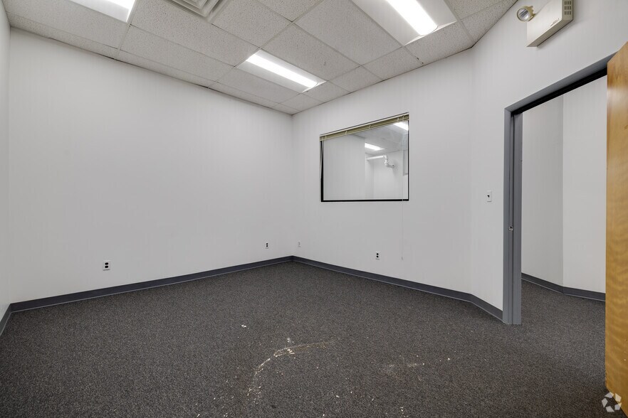 More Photos Of 450-460 Veterans Dr, Burlington Light Distribution For Lease
