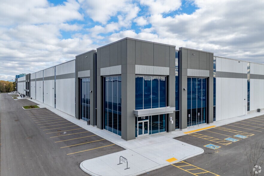 More Photos Of 112 E Beaver Creek Rd, Richmond Hill Warehouse For Lease