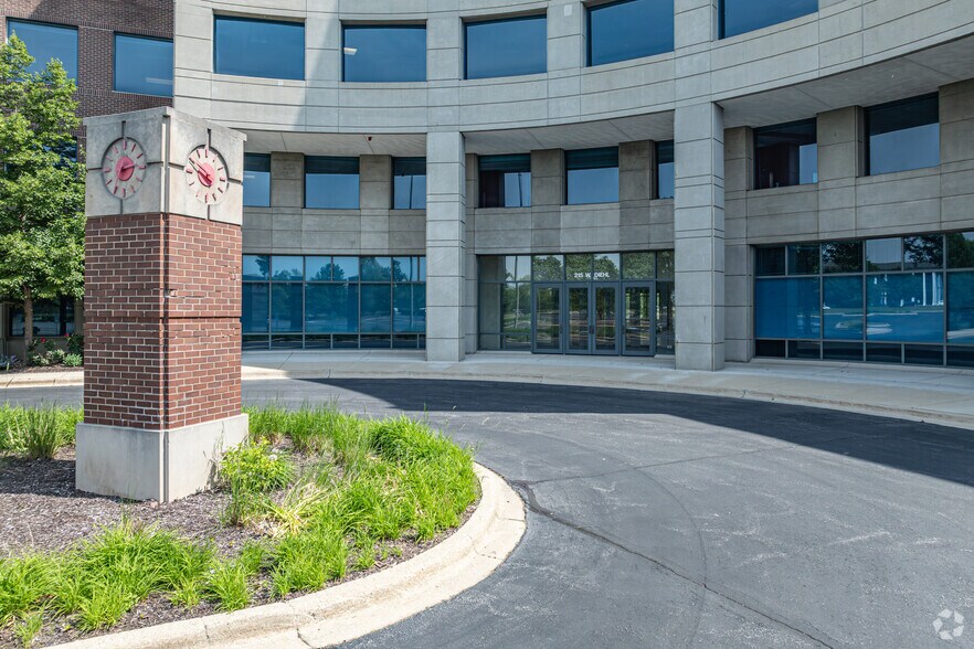 More Photos Of 215 W Diehl Rd, Naperville Office For Sale
