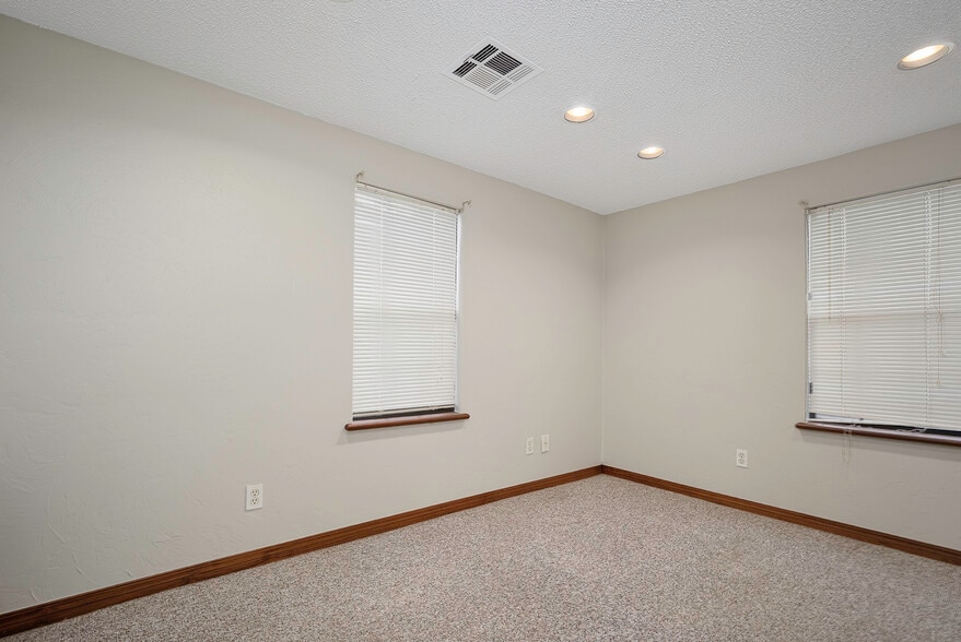 More Photos Of 2127 SE 44th St, Oklahoma City Service For Sale