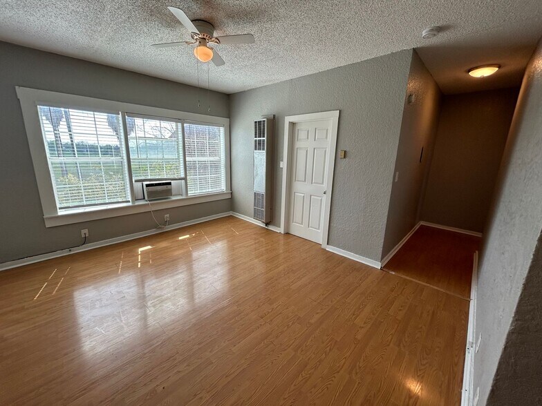 More Photos Of 1409 W Woodlawn Ave, San Antonio Apartments For Sale
