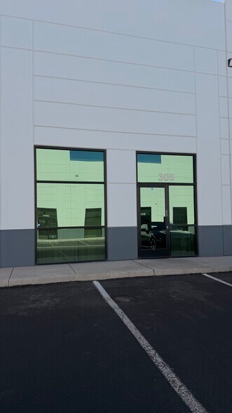More Photos Of 595 E Brooks Ave, North Las Vegas Warehouse For Lease