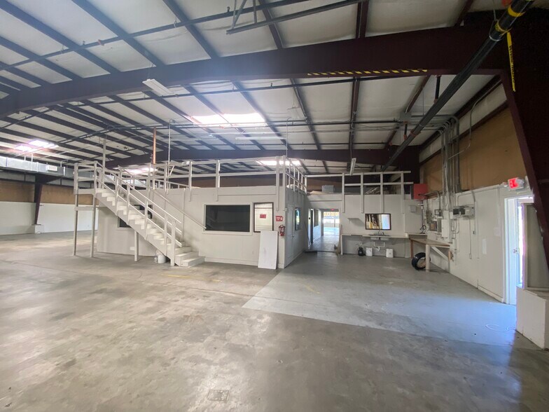 More Photos Of 2103 US-190 Hwy, Hammond Showroom For Sale