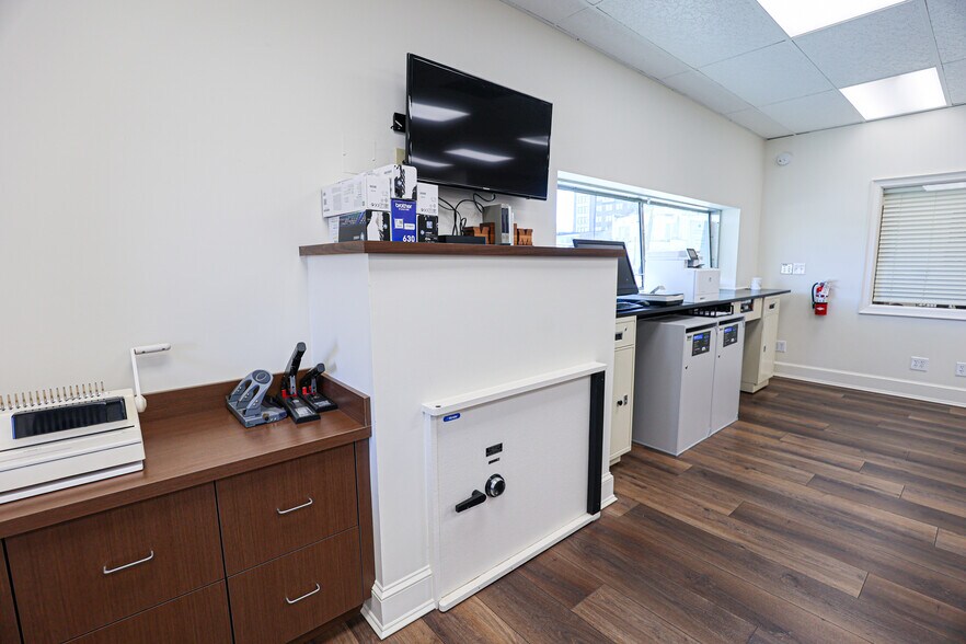 More Photos Of 630 Jefferson St, Paducah Office For Sale