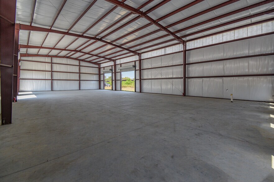 More Photos Of 315 Industrial Park Blvd, Willis Light Manufacturing For Sale