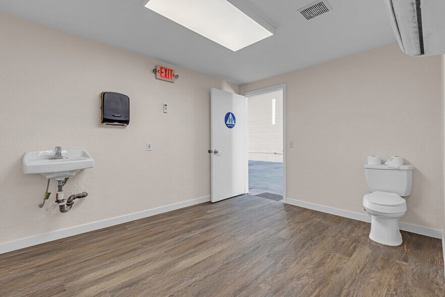 More Photos Of 2956 N Marco St, Las Vegas Manufacturing For Sale