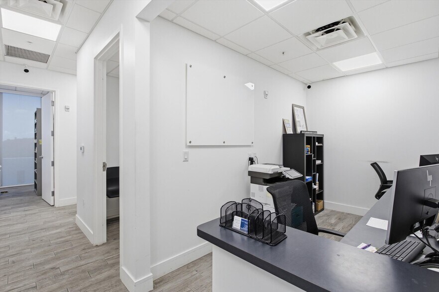 More Photos Of 10450 NW 33rd St, Doral Office For Sale