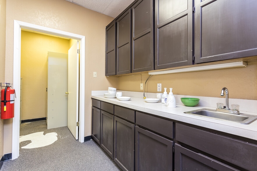 More Photos Of 2900 W Park Row Dr, Pantego Office For Sale