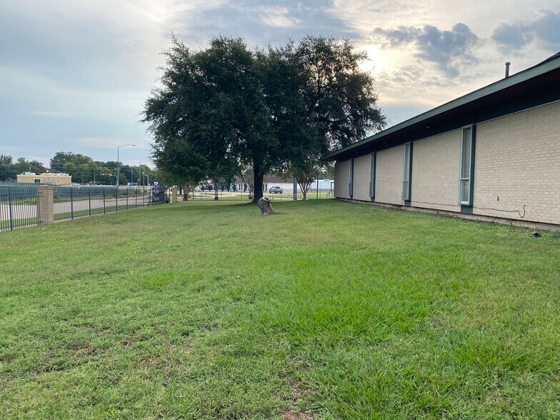 More Photos Of 9400 Village Green Dr, Shreveport Office For Lease