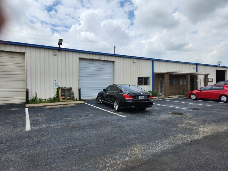 More Photos Of 1617 Peach Leaf St, Houston Warehouse For Lease