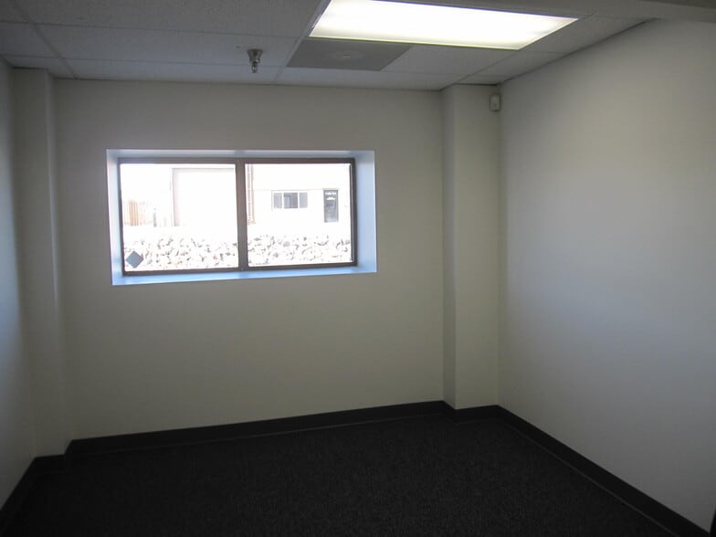 More Photos Of 1740 Skyway Dr, Longmont Warehouse For Lease