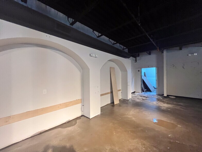 More Photos Of 5316 Washington Ave, Houston Bar For Lease