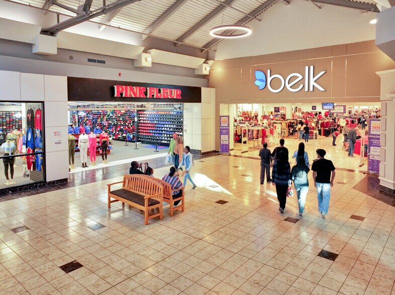 More Photos Of 2922-2930 Watson Blvd, Centerville Storefront For Lease