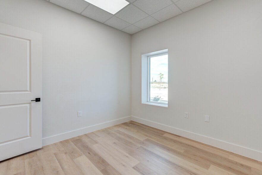 More Photos Of 3205 118th St, Lubbock Distribution For Sale