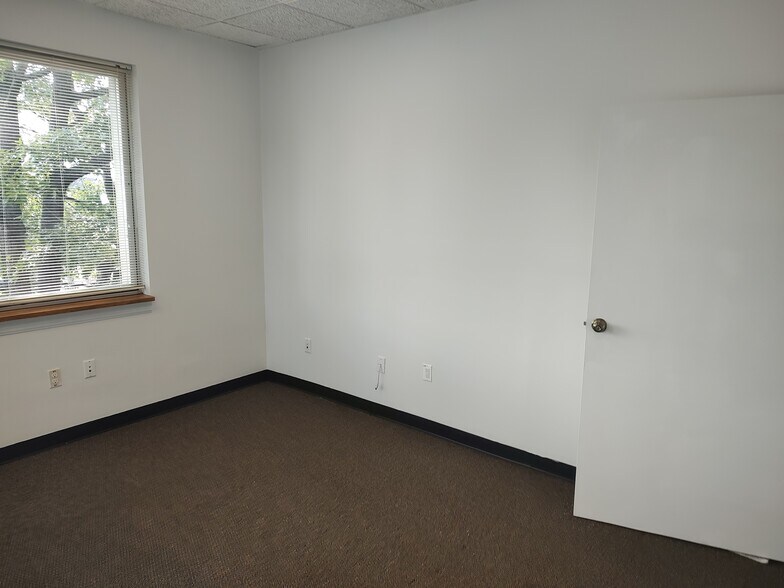 More Photos Of 240 Plandome Rd, Manhasset Office For Lease