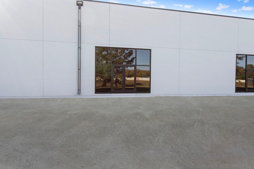 More Photos Of 550-630 Freeport Ave, Elk River Storefront Retail Office For Lease