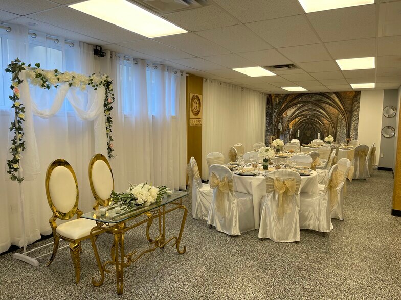 More Photos Of 3858-3870 Notre-Dame, Laval Office For Sale