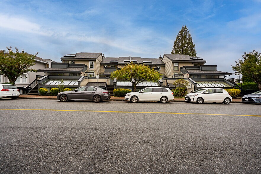 More Photos Of 2450-2472 Haywood Ave, West Vancouver Office For Sale