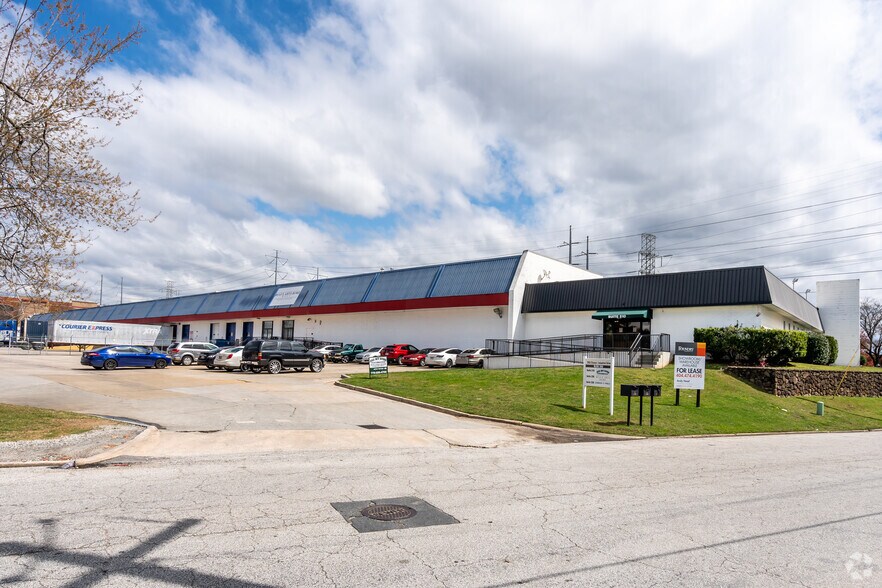 More Photos Of 2960 Olympic Industrial Dr SE, Atlanta Showroom For Lease