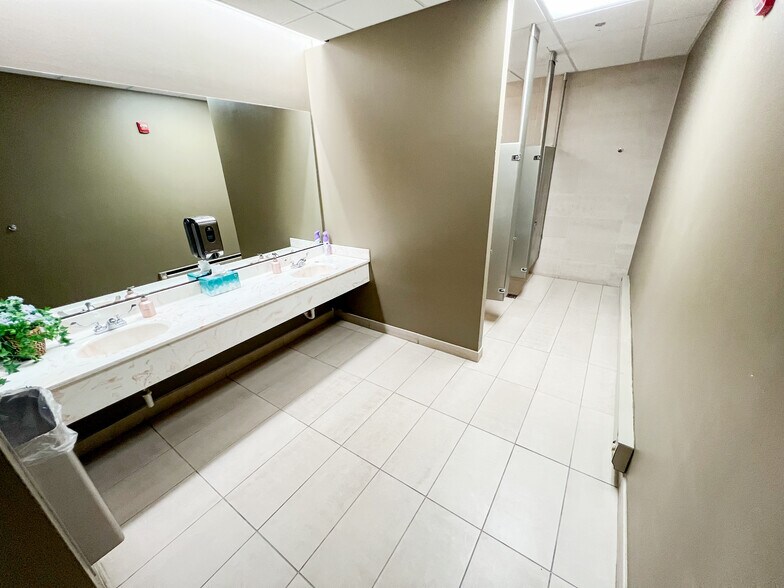 More Photos Of 500 W Illinois Ave, Midland Office For Lease