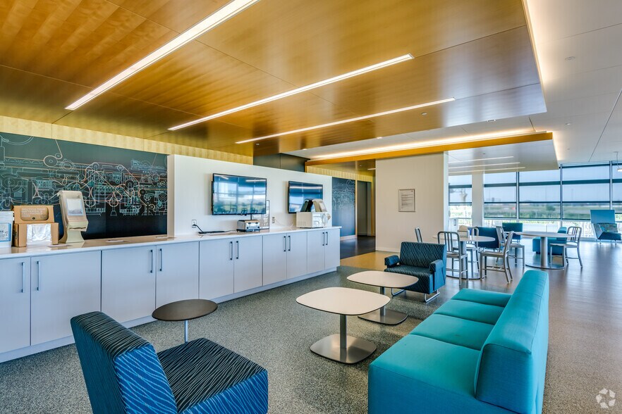 More Photos Of 1425 Discovery Pky, Wauwatosa Office For Sale