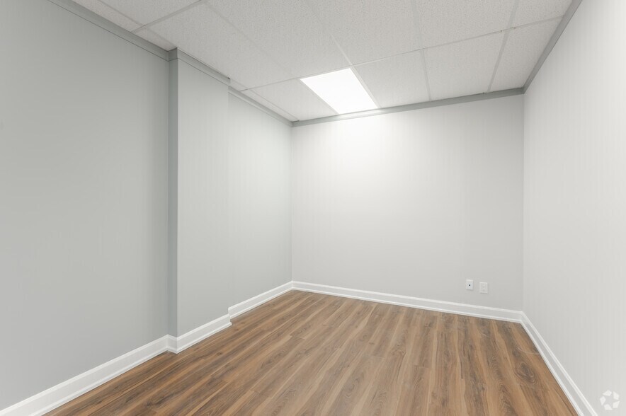 More Photos Of 700 Dorval Dr, Oakville Unknown For Lease