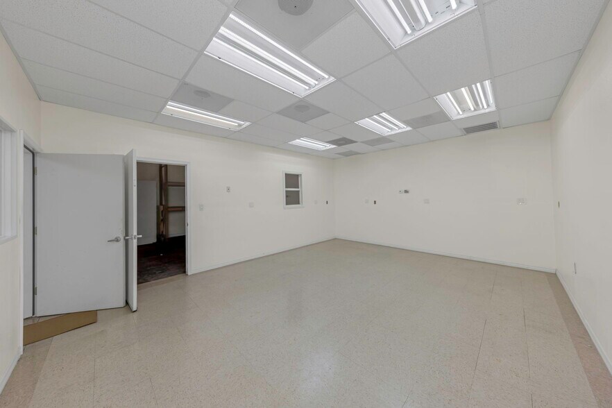 More Photos Of 565 Frederica Ln, Dunedin Warehouse For Lease