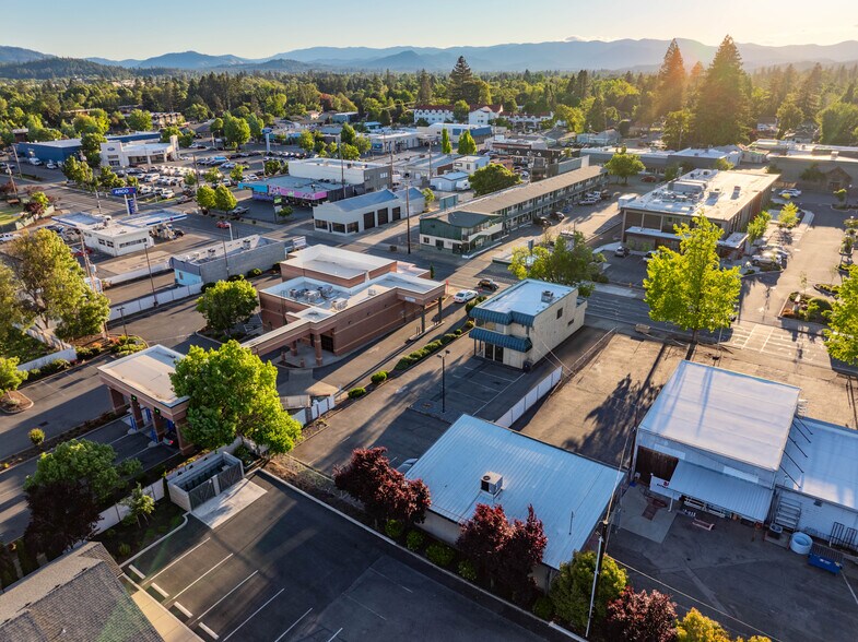 More Photos Of 735 SE 7th St, Grants Pass Office For Sale