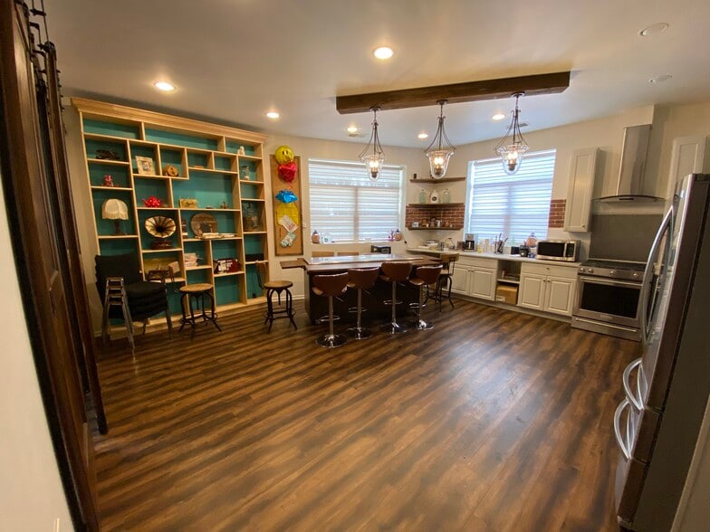 More Photos Of 72-76 N Broadway St, Des Plaines Light Distribution For Sale