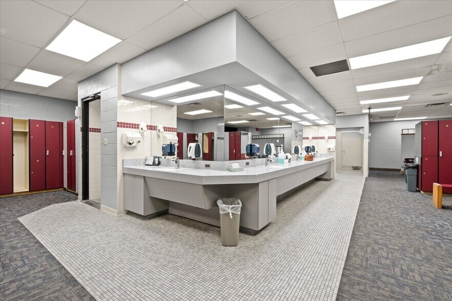 More Photos Of 2140 Fairway Dr, Davison Sports And Entertainment For Sale