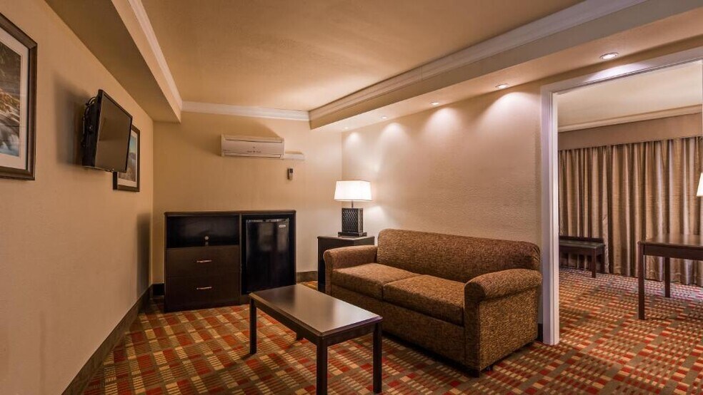 More Photos Of 760 NW Garden Valley Blvd, Roseburg Hotel For Sale