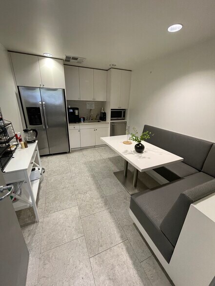 More Photos Of 270 N Canon Dr, Beverly Hills Office For Lease