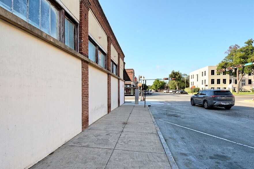 More Photos Of 200 E Court St, Seguin General Retail For Sale