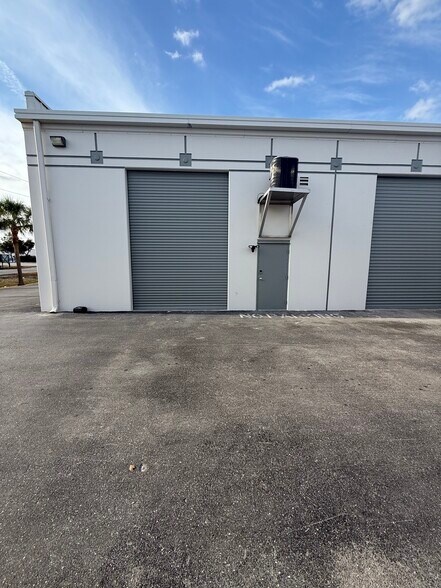 More Photos Of 17030 Alico Commerce Ct, Fort Myers Warehouse For Sale
