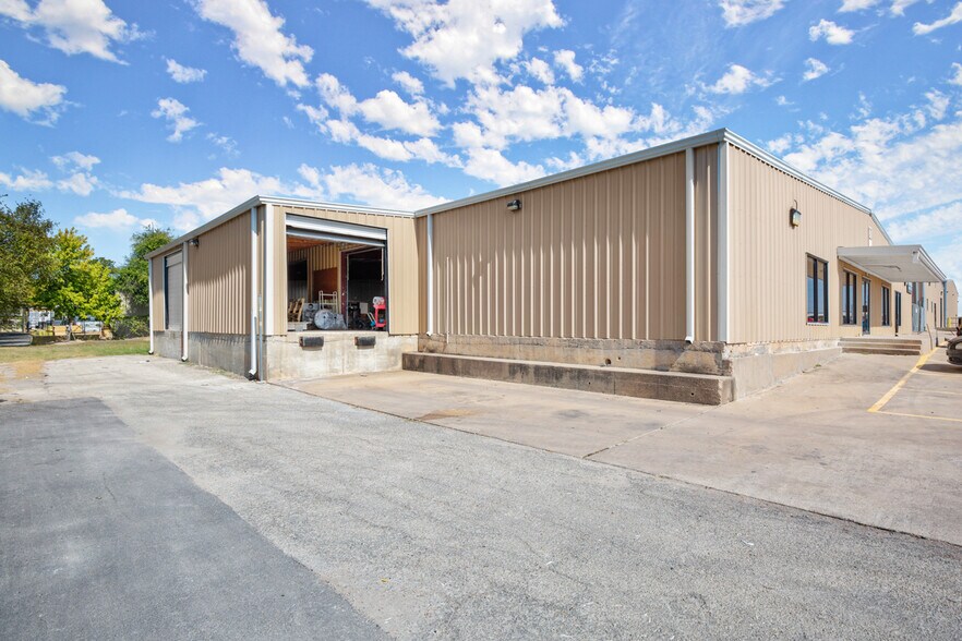 More Photos Of 9300 Brown Ln, Austin Warehouse For Lease