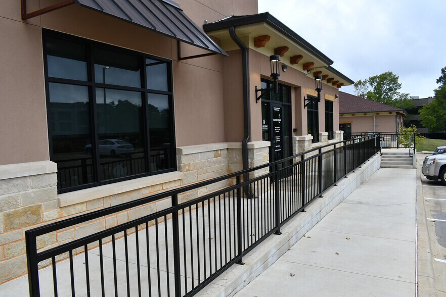 More Photos Of 2019 Old Troup Hwy, Tyler Medical For Sale