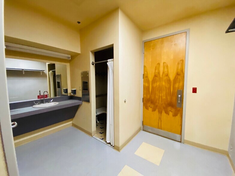 More Photos Of 404 Hall of Fame Dr, Lake City Medical For Lease