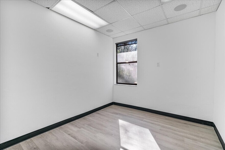 More Photos Of 7733 W Newberry Rd, Gainesville Office For Lease