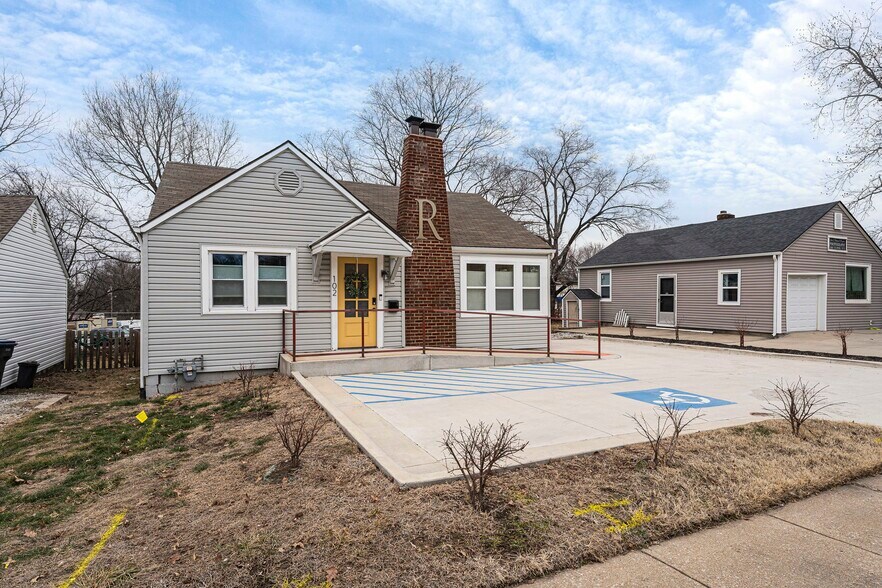 Primary Photo Of 102 Sw 2nd St, Lee's Summit Office For Sale