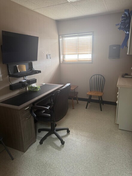 More Photos Of 450 S Chamberlain Ave, Rockwood Office For Sale