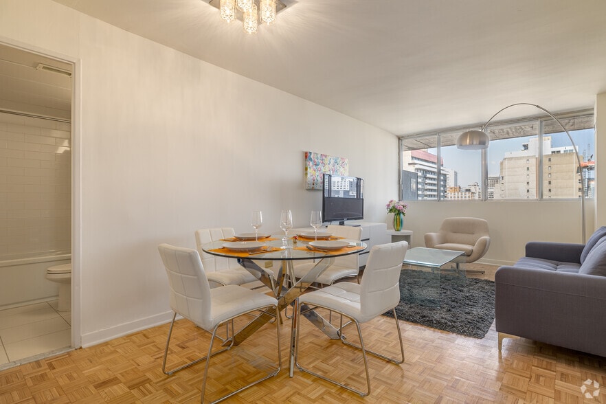 More Photos Of 2021 Av Atwater, Montréal Apartments For Lease