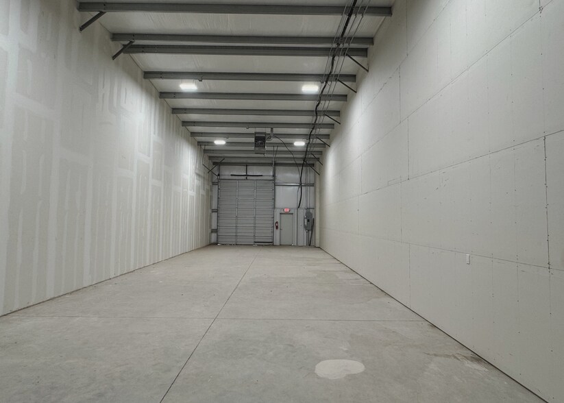 More Photos Of 14300 N Lincoln Blvd, Edmond Warehouse For Lease