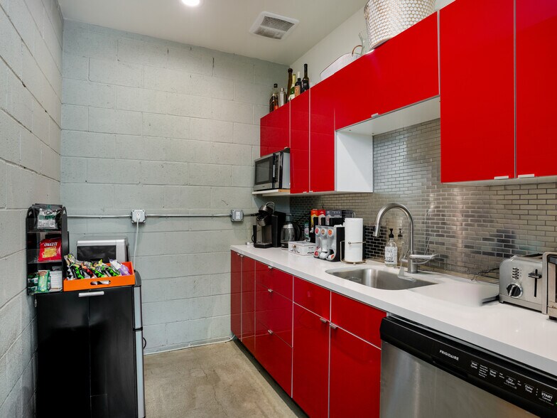More Photos Of 134 Lomita St, El Segundo Office For Sale
